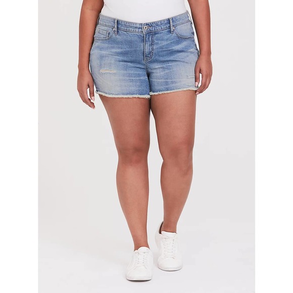 torrid Pants - NWT Torrid 3.5" High Rise Short Light Wash Size 18